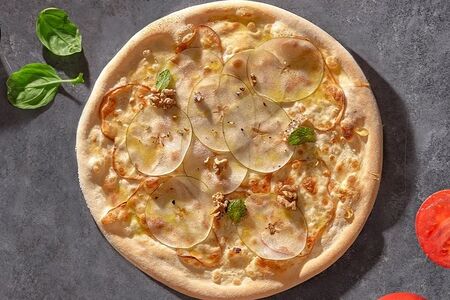 Пицца с ароматной грушей и сыром скаморца