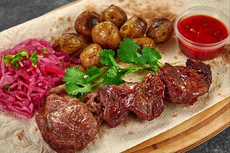 Шашлык из баранины с картофелем и огурцами