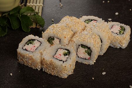 Ролл Калифорния в кунжуте