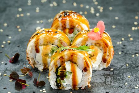 Ролл в угре с огурцом и унаги