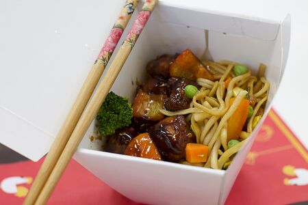 Вок с курицей в соусе барбекю