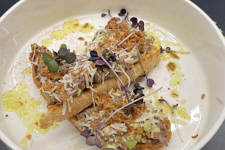 Бутерброд с тартаром из говядины и авокадо