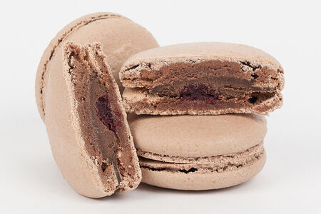 Макарон Вишня-тёмный шоколад