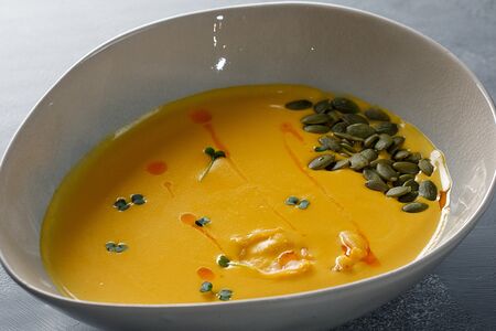 Крем-суп из тыквы с креветками на сливках