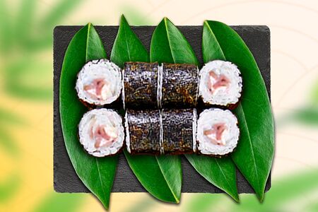 Маки с беконом