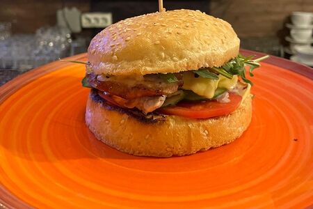 Бургер с сочной курочкой и соусом цезарь