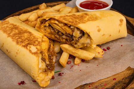 Бурито с говядиной и картофелем фри