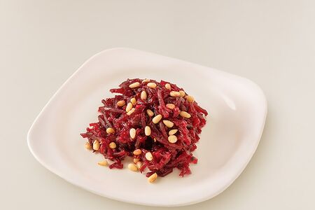 Салат со свеклой и кедровым орехом