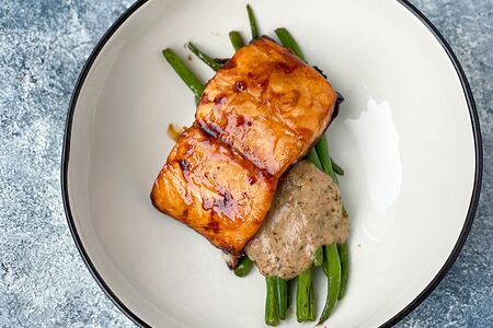 Лосось унаги со стручковой фасолью и арахисовым соусом