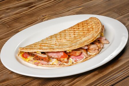 Закрытая пицца сборная с курицей