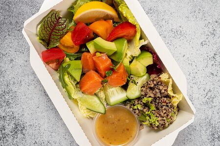 Салат с сёмгой и авокадо