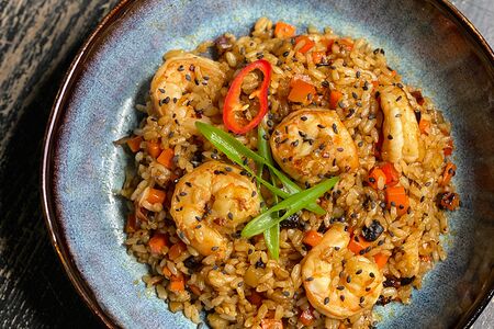 Жареный рис с креветками