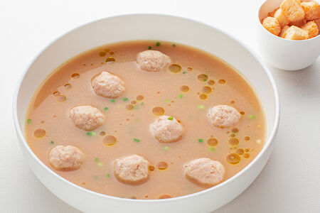 Куриный бульон с луком, фрикадельками и гренками