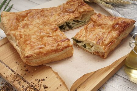 Пирог слоеный с зеленым луком и яйцом