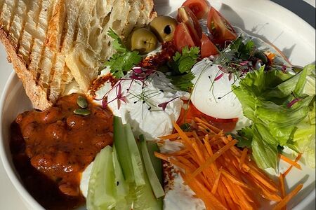 Завтрак-боул с яйцами пашот по-турецки