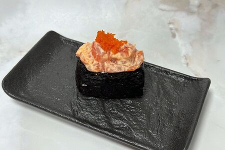 Спайси сяке гункан