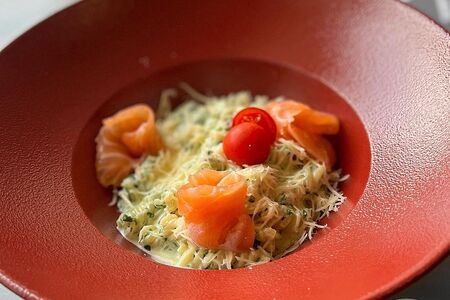 Фузилли с лососем в сливочно-шпинатном соусе