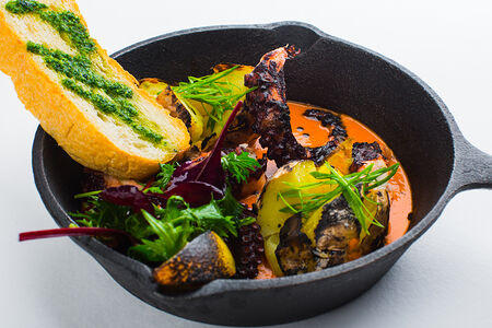 Щупальца осьминога с запеченным картофелем и томатным соусом