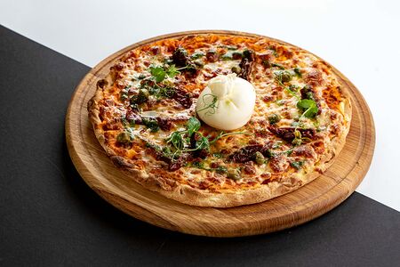 Пицца Буррата и вяленые томаты