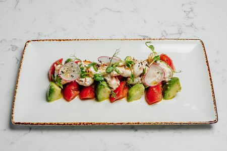 Салат из креветок и авокадо