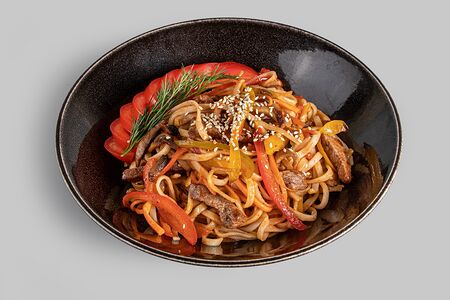 Пшеничная лапша с говядиной