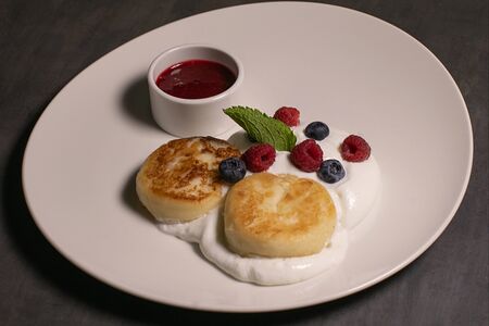 Сырники со сметанным кремом и соусом