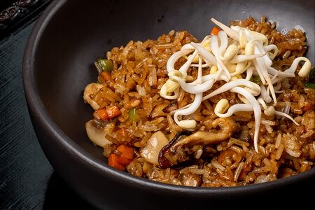 Вок с овощами и грибами