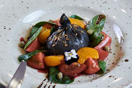 Черная буррата с мандаринами и розовыми томатами