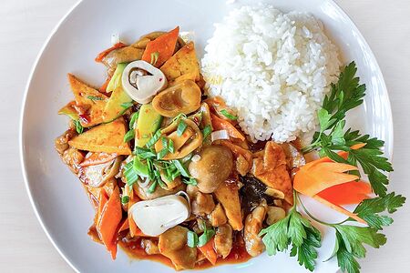 Жареные грибы Цао Гу с курицей