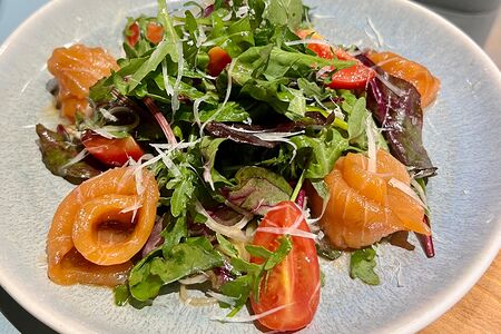 Микс-салат с лососем