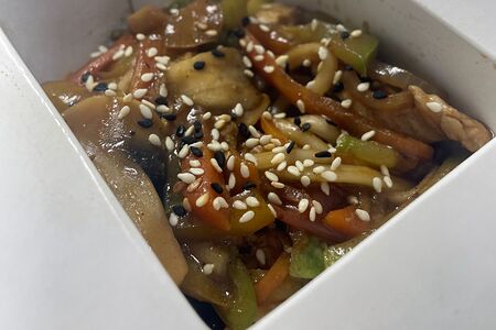 Удон с курицей и овощами