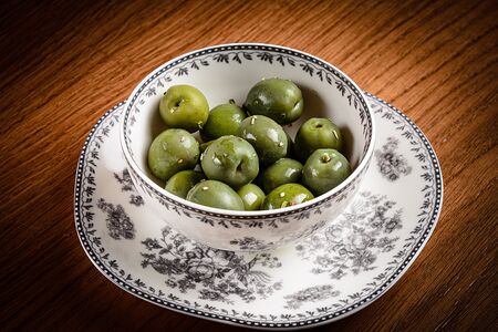Оливки зеленые с косточкой