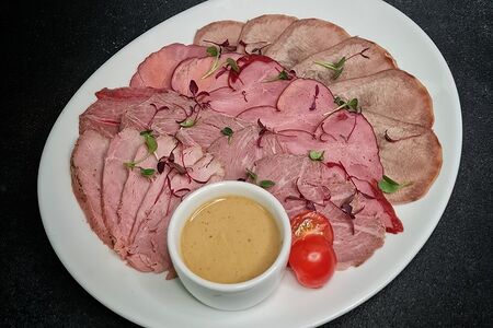 Мясные деликатесы