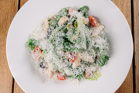 Салат Цезарь с курицей