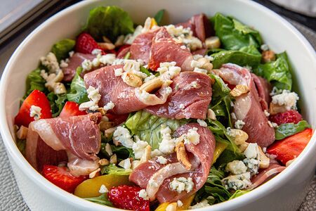 Салат с копченой уткой