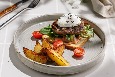 Бифштекс с яйцом и беконом