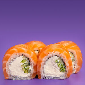 Половинка ролла Филадельфия с лососем