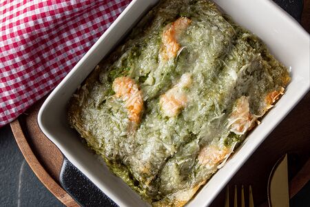Лазанья с креветками и соусом песто