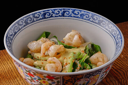 Салат с креветками, водорослями и дайконом