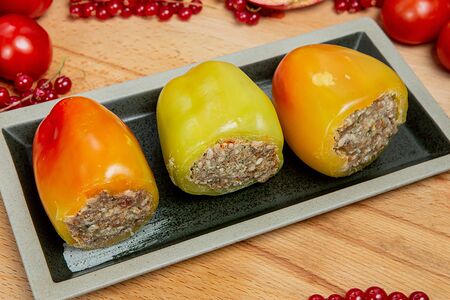 Перец, фаршированный говядиной и свининой полуфабрикат