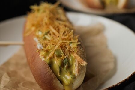 Хот-дог с телячьими щечками