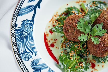 Фалафель, тахини-шпинат и масло аджики