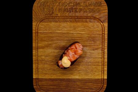 Гункан Лосось спайси