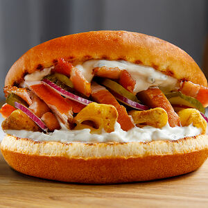 Бургер с копченым куриным филе, беконом и картофелем фри