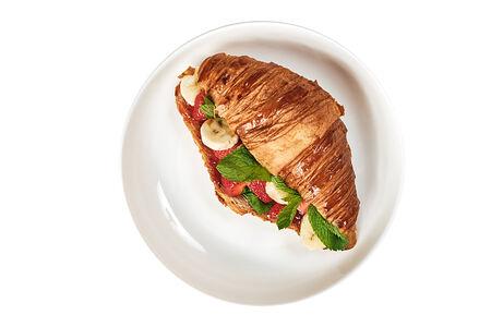 Круассан с клубникой, бананом и домашним джемом