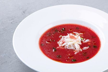 Гаспачо с мясом краба и авокадо