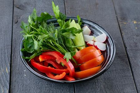 Нарезка из свежих овощей с зеленью