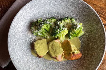 Цыпленок со шпинатным соусом и брокколи