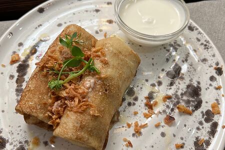 Блинчики с мясом и пряной сметаной