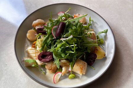 Теплый салат с креветками